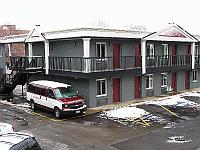 USA - Chicago IL - Snow at Carlton Midway Hotel 3 (6 Apr 2009)